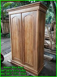 Tambahan kaca cermin yang ada pada daun pintu menambah kesan elegant tersendiri pada lemari pakaian minimalis modern terbaru ini. Lemari Pakaian Minimalis Modern 2