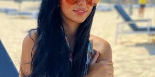 كانت أولى محطاتها الفنية بمسلسل الأب الروحى عام 2017 فى دور سلمى العطار. ÙƒØ§Ø±ÙˆÙ„ÙŠÙ† Ø¹Ø²Ù…ÙŠ Ø¨Ø§Ù„Ù…Ø§ÙŠÙˆÙ‡ ØªØ«ÙŠØ± Ø§Ù„Ø¬Ø¯Ù„ Ø¨Ø¥Ø·Ù„Ø§Ù„Ø© Ø¬Ø±ÙŠØ¦Ø© Ø¯Ù†ÙŠØ§ Ø§Ù„Ù…Ø´Ø§Ù‡ÙŠØ±