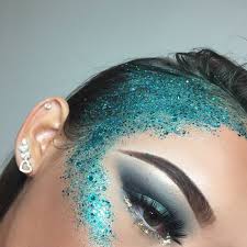 Karneval Schminke Mit Glitzer Fantasievolles Make Up Mit Glitzer Und Strass Zum Nachmachen Festival Glitzer Schminkzeug Blaues Make Up
