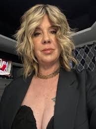 Robin Hamlin's Instagram, Twitter & Facebook