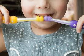 Ab wann babys zahnen ist ganz unterschiedlich. Flexibel Und Angstfrei 10 Tipps Zum Gewaltfreien Zahneputzen Und Infos Vom Profi Zur Zahngesundheit Bei Babys Und Kleinkindern Mini And Me