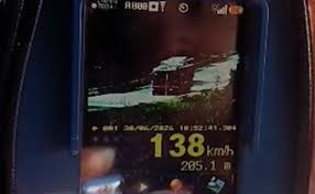 Carreta-cegonha é flagrada a 138 km/h na BR-116, em Campina Grande do Sul; velocidade permitida é de 90 km/h