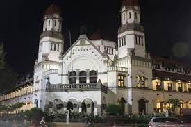 Also, this place is considered to be a great one to introduce history to children and adults as well. 6 Tempat Berfoto Ala Belanda Di Lawang Sewu Halaman All Kompas Com