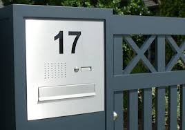 Ein Edelstahltableau Mit Einer Sprech Und Klingelanlage Und Integriertem Briefkasten Toranlagen Briefkasten Zaun