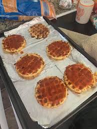 Super easy low carb & keto pizza chaffles recipe in a small bowl mix together 1 egg, 1 heaping tbsp of almond flour, 1/2 cup shredded mozzarella, 1 tbsp grated parmesan and seasoning until well blended. Keto Pizza Chaffle