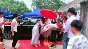 新娘过火盆，裙子都掀开到快走光了，还是难以跨过去！-直播吧