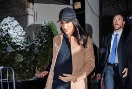 Palace aides rolled their eyes and were spitting out their tea over meghan markle's new york baby shower while she was pregnant with son archie, royal insiders claim. Meghan Markle S Baby Shower All The Details Simplemost