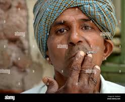 Indischer mann raucht -Fotos und -Bildmaterial in hoher Auflösung