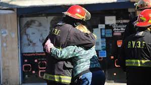Dos bomberos murieron y un tercero se encuentra gravemente herido tras un incendio que se desató en horas de la mañana en un edificio de caseros, en el&nbsp;. Mzjkv Dugm0rxm