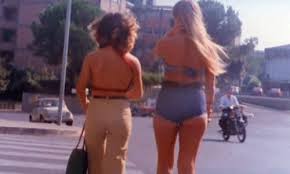İlk şarkı bir kariyer başladı, romagna kıyısında babasının dans yerde başlıyor. Gloria Guida Blue Jeans 1975 Gif Retro Fucking