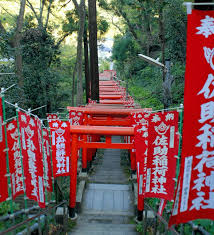 神社に設置するのぼり旗の立て方｜意味や使われるサイズも解説