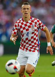 Perišić fan account ⭐ more than just a game!⚽ world cup @ivanperisic444 ~daily posts,news and videos! Ivan Perisic Frisur Bei Em 2016 Sorgt Fur Spott Kroatien Spieler Kopfuber In Pommes Schranke Gefallen Fussball