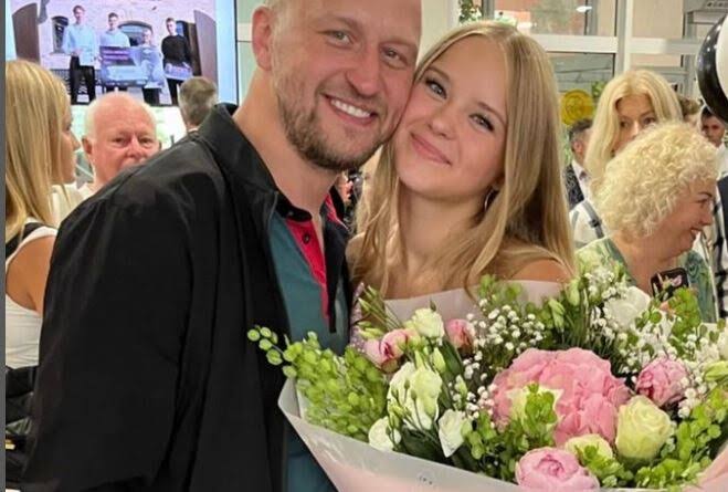 Mierīga līdzās pastāvēšana! Saulietis un Vasiļevska lepojas ar vecāko meitu  pamatskolas izlaidumā | tv3.lv