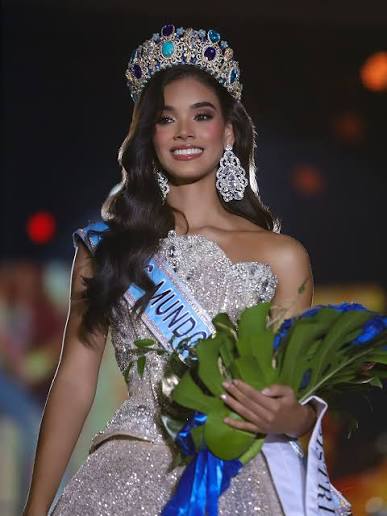 Una nueva reina, un nuevo propósito 👑🤍 Entre aplausos, emoción y orgullo  dominicano, Joheirry Mola, representante del Distrito Nacional, fue  coronada como la nueva Miss Mundo Dominicana 2025. 🇩🇴💫 Su