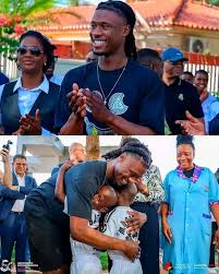 📲⤵️ Eduardo Camavinga s'est rendu, le 23 décembre, au centre d'accueil pour enfants Lar Kuzola, à Luanda. Cette visite, organisée à la veille de Noël, a été marquée par la remise de