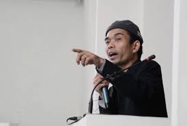 Ustadz abdul somad menikah pada usia 31 tahun di tahun 2008. Ustaz Abdul Somad Ada Lima Tanda Orang Ikhlas Republika Online