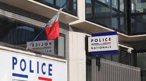 Photo Yvelines : leur voiture finit sur le toit deux hommes arrêtés après un ...