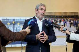 Las 14 horas en las que Sanidad ignoró a Clavijo y los mensajes con Sánchez:  "Presidente, estoy muy preocupado" - Artículo 14