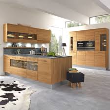 Mit Vicenca Erleben Sie Eine Massivholzkuche Die Den Alltaglichen Anforderungen Gerecht Wird Und In Glei Massivholzkuchen Innenarchitektur Kuche Kuche Holz