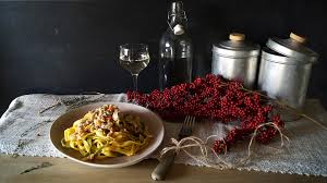 1 faraona intera da circa 1.5 kg (già eviscerata e spiumata) 250 g tagliatelle paglia e fieno 4 cucchiai di olio d'oliva. Tagliatelle Con Ragu Bianco Di Faraona Pane E Acqua Di Cristina