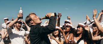 Den danske stjerneskuespilleren mads mikkelsen (54) mener vi alle har godt av å ta noen glass alkohol. Alkoholens Dramaturgi Et Glass Til Montages