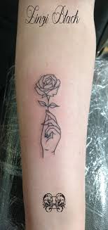 Linzi Hand Holding Rose Jpg 1000 2120 Rose Hand Tattoo Hand Holding Tattoo Hand Tattoos