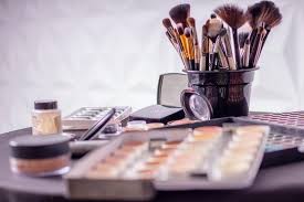 Tampil cantik setiap saat seakan menjadi nah, dari kelima item di atas, mana yang sudah ada dalam tas makeup kamu? 11 Kumpulan Nama Alat Make Up Wanita Dan Fungsinya