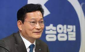 한겨레 더불어민주당 당대표 경선에 출마한 홍영표(왼쪽부터), 송영길, 우원식 후보가 지난 27일 서울 여의도 <한국방송>(kbs)에서 열린 더불어민주당 당 대표 후보자 토론회에서 함께 손을 잡고. ì†¡ì˜ê¸¸ ëŸ¬ì‹œì•„ ë°±ì‹  í˜'ë ¥ ê°€ëŠ¥ ë‹µë³€ ë°›ì•˜ë‹¤ í•œê²½ë‹·ì»´