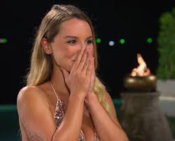 Then the bachelor flew all the way to farmington, pennsylvania, to film matt james's season at the chris harrison will not be hosting the next season of the bachelorette. Bachelorette In Der Schweiz Kandidat Safak Konig Kommt Nackt Zur Vorstellung Express De