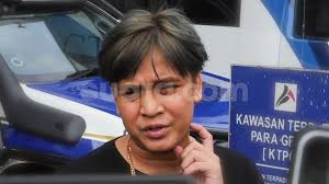 Memes kini disibukkan dengan persiapannya merilis karya dan single terbarunya di jejaring sosial youtube. In A Car With Memes Billy Syahputra Panic