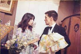 Salata cu branzeturi, capsuni si flori de camp. Facebook