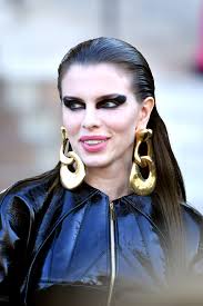 Julia Fox is also leaning into the dominatrix trend | Vogue France