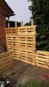 Paletten Recycling Sichtschutz Bauanleitung Zum Selberbauen 1 2 Do Com Deine Heimwerker Community Diy Gartenprojekte Diy Hinterhof Diy Paletten
