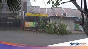 Banjir Terjadi Di Bekasi Usai Hujan Es Mengguyur