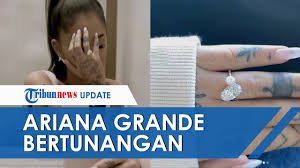 Tunangan adalah satu tahap menuju penyatuan dua jiwa sepenuhnya sebelum pernikahan. Momen Berharga Ariana Grande Di Akhir Tahun Umumkan Tunangan Hingga Banjir Ucapan Selamat Youtube