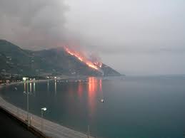 Il rogo sta interessando la zona dove sono installate le antenne. Sicilia E Ancora Emergenza Incendi Treni Bloccati Tra Palermo E Messina La Situazione