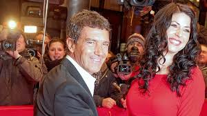 A widow investigates an insurance fraud, chasing leads to a pair of panama city law partners exploiting the world's financial system. Kurzes Gluck Mit Banderas Kultur