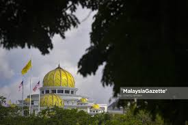 Maksud waadat antara sang sapurba dengan demang lebar daun. Raja Raja Melayu Boleh Atau Tidak Dikritik