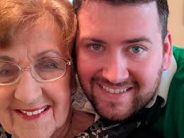 Una abuela crea un Tinder a su nieto para conseguirle novia: "es  desordenado y un cocinero inútil"