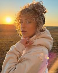 Paige Mcleod's Instagram, Twitter & Facebook