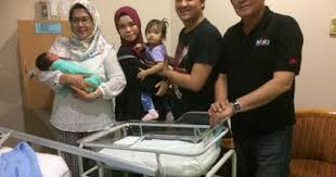 The latter spurring three feature films. 3 Foto Aksi Datuk Yusof Haslam Isteri Bersama Cucu Syaikhul Islam Semua Sedia Maklum Bahawa Anak Kepada Datuk Yusof Haslam Iaitu S Cucu Kelahiran Islam