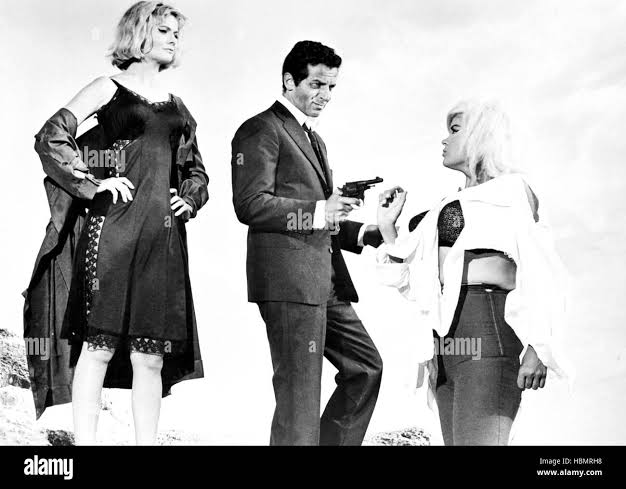 DOG EAT DOG, (aka WHEN STRANGERS MEET, aka EINER FRISST DEN ANDEREN), from  left, Dodie Heath, Pinkas Braun, Jayne Mansfield Stock Photo - Alamy