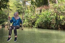 Meski memiliki ombak yang sangat tinggi hingga 4 meter, para wisatawan tidak perlu khawatir untuk bermain di area bibir pantai. Menyusuri Sungai Maron Di Pacitan Sungai Amazon Ala Jawa Timur Halaman All Kompas Com