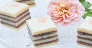 Die Drei Finalisten Haben Es Geschafft Betty Und Christian Acht Petit Fours Zu Prasentieren Doch Das Grosse Backen Rezepte Das Grosse Backen Kaffee Und Kuchen