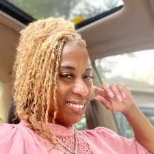 Facebook stop what you're doing and help me wish my Queen my wife Sarlentia  FirstLady Holt Happy Birthday! It's turn up time. Love you! ❤️❤️