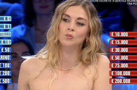 Il 17 è il giorno in cui è morta mia cugina, aveva solo 18 anni, non  pensavo di trovarmi con quel pacco». Con queste parole forti e personali,  Sara, concorrente di Affari