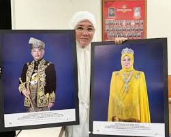 Hajah khalsom, was born josephine ruby trevorrow and she was married to sultan iskandar in 1956. Kenali Wajah Raja Permaisuri Agong Pertama Hingga Terkini Lepat Pisang