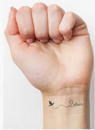 Kleine tattoos für frauen haben einen großen vorteil. Kleine Tattoos Die Schonsten Motive Von Grafisch Bis Verspielt