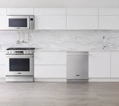 Featuring meaningful innovations, lg signature products deliver new experiences and a new sense of life to the things you do, and use, every day. Kitchen Update Signature Kitchen Suite Appliances Dvd Interior Design Interior Design Custom Cabinetry Dvd Interior Design Llc Is A Greenwich Ct Based Interior Design Firm Luxury Modern Kitchen