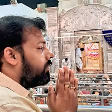 NN মং.ওলমরঘ हारे्ी सह्यारो- हारेव सहार हाख, सतार www.shrishyammandi.com  www.shrishy पौष शुक्ल पक्ष प्रतिपदा विक्रेम सम्वत 2082 प्ात: 20 दिसम्बर  2025 शरगार दर्शन ...